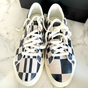 Converse black& white one star warped board sneakers
A brand new